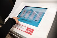 好きな書体を選ぶ星名美怜。