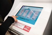 好きな書体を選ぶ星名美怜。