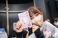 シールをゲットした星名美怜。