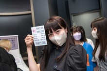 シールをゲットした中山莉子。