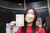 シールをゲットした小林歌穂。