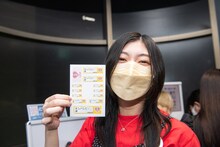 シールをゲットした小林歌穂。