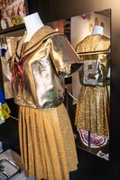 衣装は背面にミラーが置かれており、背面までチェックすることができる。