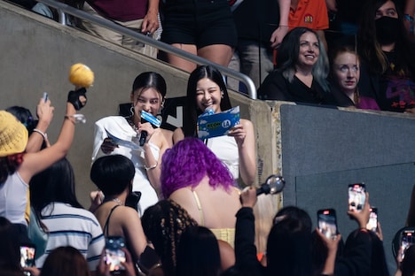 ITZYのイェジ＆リア。(c)CJ ENM Co., Ltd, All Rights Reserved