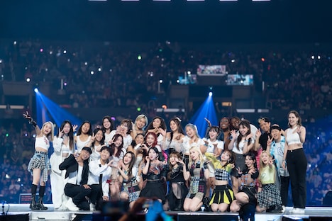 KCON-ersと記念撮影をするKep1er。 (c)CJ ENM Co., Ltd, All Rights Reserved