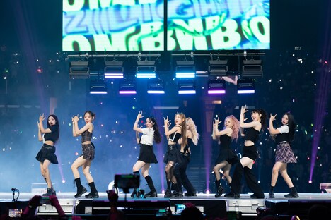 「TOMBOY」をパフォーマンスするLIGHTSUM。 (c)CJ ENM Co., Ltd, All Rights Reserved