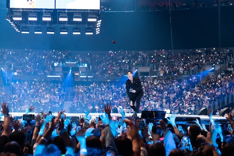 客席に薔薇を投げるStray Kidsのバンチャン。(c)CJ ENM Co., Ltd, All Rights Reserved