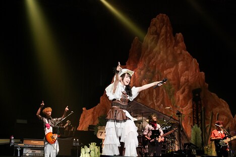 水樹奈々「NANA MIZUKI LIVE HOME 2022」愛知・日本ガイシホール公演の様子。(Photo by kamiiisaka)