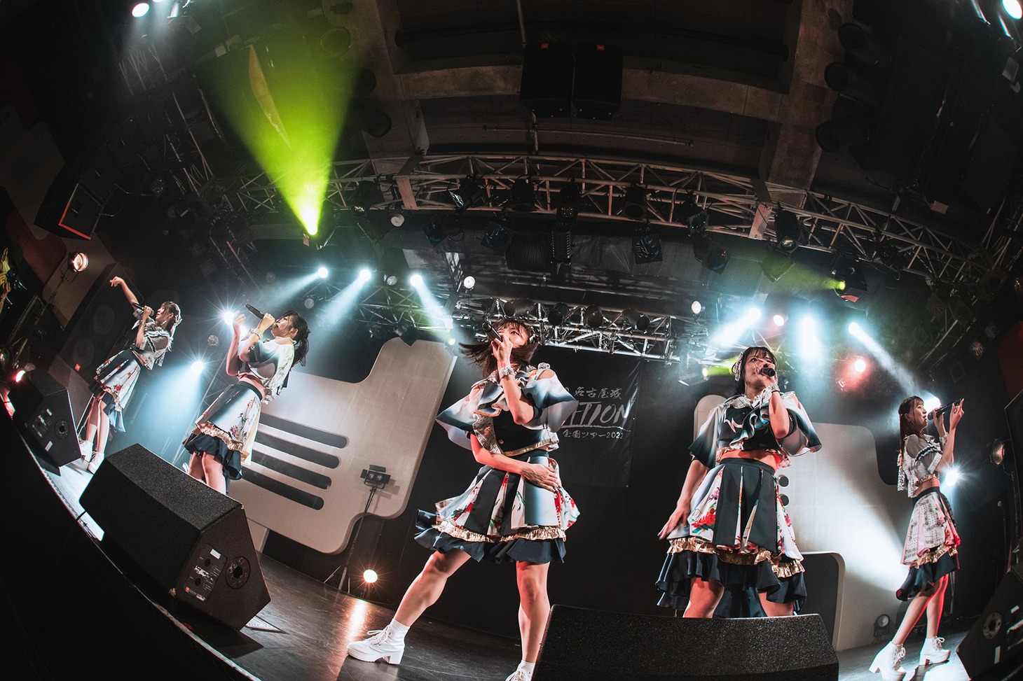 「手羽先センセーション全国ツアー2022『SENSATION』～ROAD TO 名古屋城～」東京公演の様子。