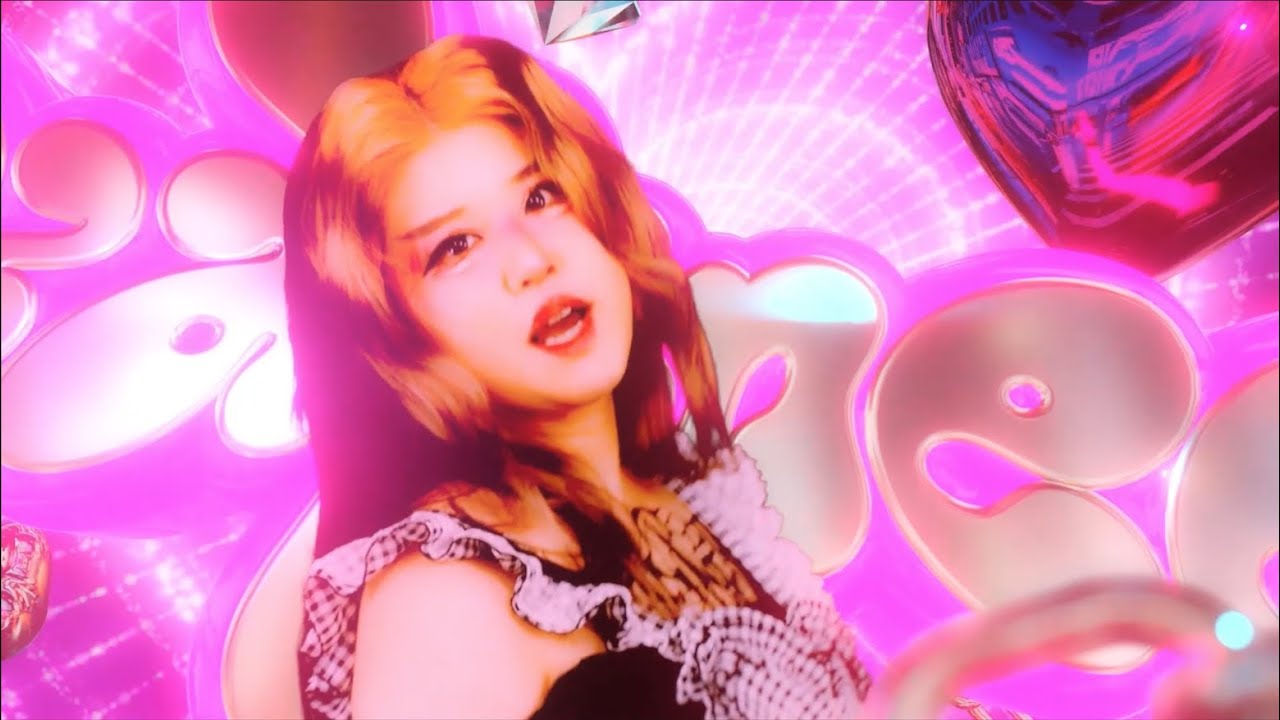 valknee「BET ME!」ミュージックビデオより。