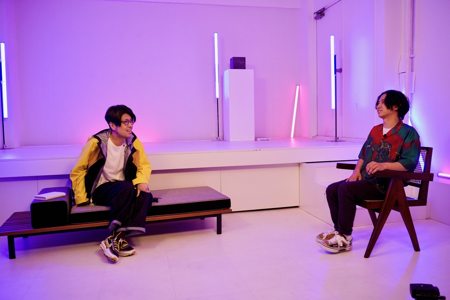 左から川村元気、はっとり。(c)BSフジ