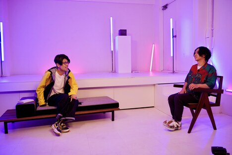 左から川村元気、はっとり。(c)BSフジ