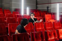 左からはっとり、リリー・フランキー。(c)BSフジ