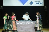 DJ卓に群がるTEAM SHACHI。（撮影：下山春香）