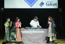 DJ卓に群がるTEAM SHACHI。（撮影：下山春香）