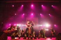 TEAM SHACHIによるライブの様子。（撮影：下山春香）