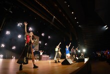 TEAM SHACHIとnobodyknows+によるコラボパフォーマンスの様子。（撮影：下山春香）