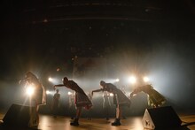 TEAM SHACHIによるライブの様子。（撮影：下山春香）