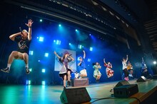 TEAM SHACHIとnobodyknows+によるコラボパフォーマンスの様子。（撮影：下山春香）