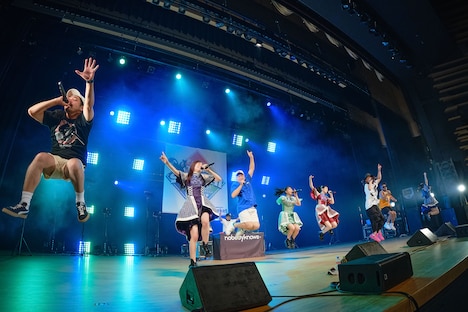 TEAM SHACHIとnobodyknows+によるコラボパフォーマンスの様子。（撮影：下山春香）