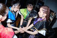 本番前に円陣を組むTEAM SHACHI。（撮影：下山春香）