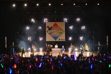 TEAM SHACHIとnobodyknows+によるコラボパフォーマンスの様子。（撮影：下山春香）