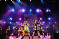 TEAM SHACHIによるライブの様子。（撮影：下山春香）