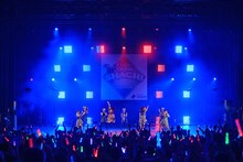 TEAM SHACHIによるライブの様子。（撮影：下山春香）