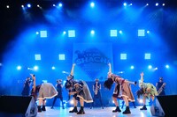 TEAM SHACHIによるライブの様子。（撮影：下山春香）