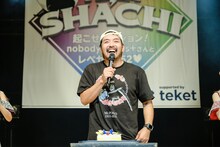 バースデーケーキを前に笑顔を見せるノリ・ダ・ファンキーシビレサス（nobodyknows+）。（撮影：下山春香）