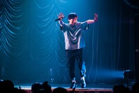 「NO MORE 涙」でアイドルになりきる堂島孝平。（撮影：曽我美芽）