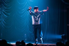 「NO MORE 涙」でアイドルになりきる堂島孝平。（撮影：曽我美芽）