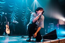 「NO MORE 涙」でアイドルになりきる堂島孝平。（撮影：曽我美芽）