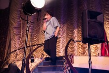 「NO MORE 涙」でアイドルになりきる堂島孝平。（撮影：曽我美芽）