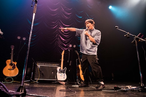 「NO MORE 涙」でアイドルになりきる堂島孝平。（撮影：曽我美芽）