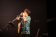 「ブツブツちあきTシャツ3」を着た堂島孝平。（撮影：曽我美芽）