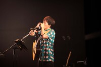 「ブツブツちあきTシャツ3」を着た堂島孝平。（撮影：曽我美芽）