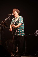 「ブツブツちあきTシャツ3」を着た堂島孝平。（撮影：曽我美芽）