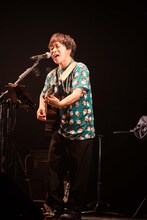 「ブツブツちあきTシャツ3」を着た堂島孝平。（撮影：曽我美芽）