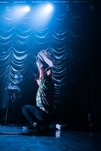 「ブツブツちあきTシャツ3」に着替える堂島孝平。（撮影：曽我美芽）