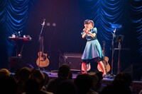 堂島孝平のお面を持つ眉村ちあき。（撮影：曽我美芽）