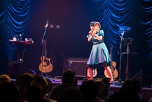 堂島孝平のお面を持つ眉村ちあき。（撮影：曽我美芽）