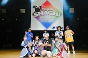 ステージ上で記念撮影するTEAM SHACHIとnobodyknows+。（撮影：下山春香）