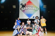 ステージ上で記念撮影するTEAM SHACHIとnobodyknows+。（撮影：下山春香）