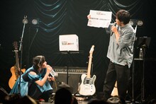 「ライブナタリー “堂島孝平 × 眉村ちあき”」トークセッション時の様子。（撮影：曽我美芽）