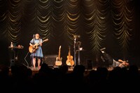 「ライブナタリー “堂島孝平 × 眉村ちあき”」コラボパフォーマンスの様子。（撮影：曽我美芽）