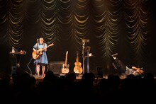 「ライブナタリー “堂島孝平 × 眉村ちあき”」コラボパフォーマンスの様子。（撮影：曽我美芽）