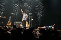 「ライブナタリー “堂島孝平 × 眉村ちあき”」コラボパフォーマンスの様子。（撮影：曽我美芽）