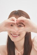 ハート越しにカメラを見つめる守屋麗奈。 (c)Seed & Flower LLC/竹書房 撮影:NAE.