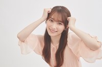 “あざとい”ポーズをする守屋麗奈。 (c)Seed & Flower LLC／竹書房　撮影：NAE.